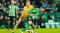 Pemain Real Betis Juanmi (kanan) berebut bola dengan pemain Barcelona Frenkie de Jong pada pertandingan sepak bola Liga Spanyol di Stadion Benito Villamarin, Seville, Spanyol, 1 Februari 2023. Barcelona genap mengoleksi 50 poin dan unggul 8 poin dari Real Madrid usai menang 2-1 atas Real Betis pada lanjutan Liga Spanyol. (AP Photo/Jose Breton)