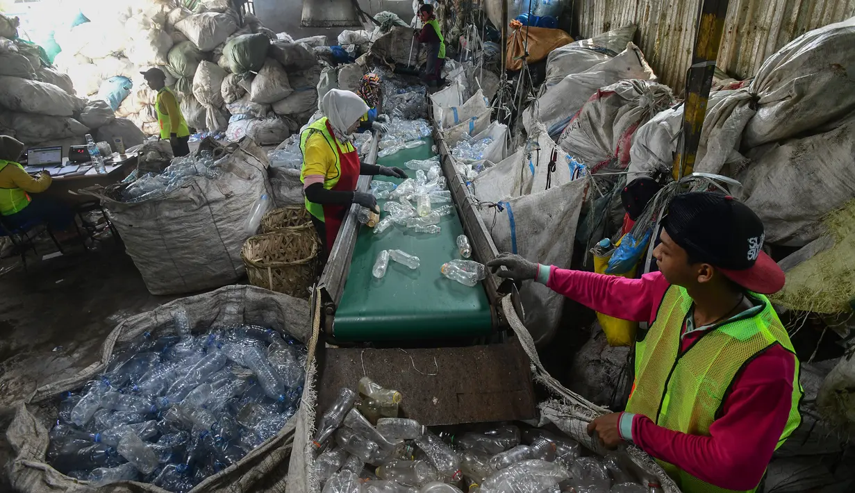 Sampah botol plastik merupakan masalah lingkungan yang signifikan karena botol plastik sulit terurai dan dapat mencemari lingkungan. (merdeka.com/Arie Basuki)