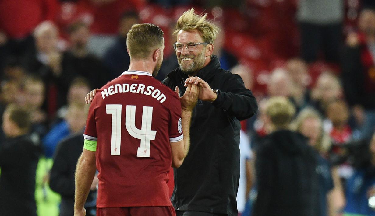 Pelatih Liverpool, Jurgen Klopp, bersama Jordan Henderson, merayakan kemenangan atas Hoffenheim pada laga playoff Liga Champions, di Stadion Anfield, Kamis (24/8/2017). Liverpool menang 4-2 atas Hoffenheim. (AFP/Oli Scarff)