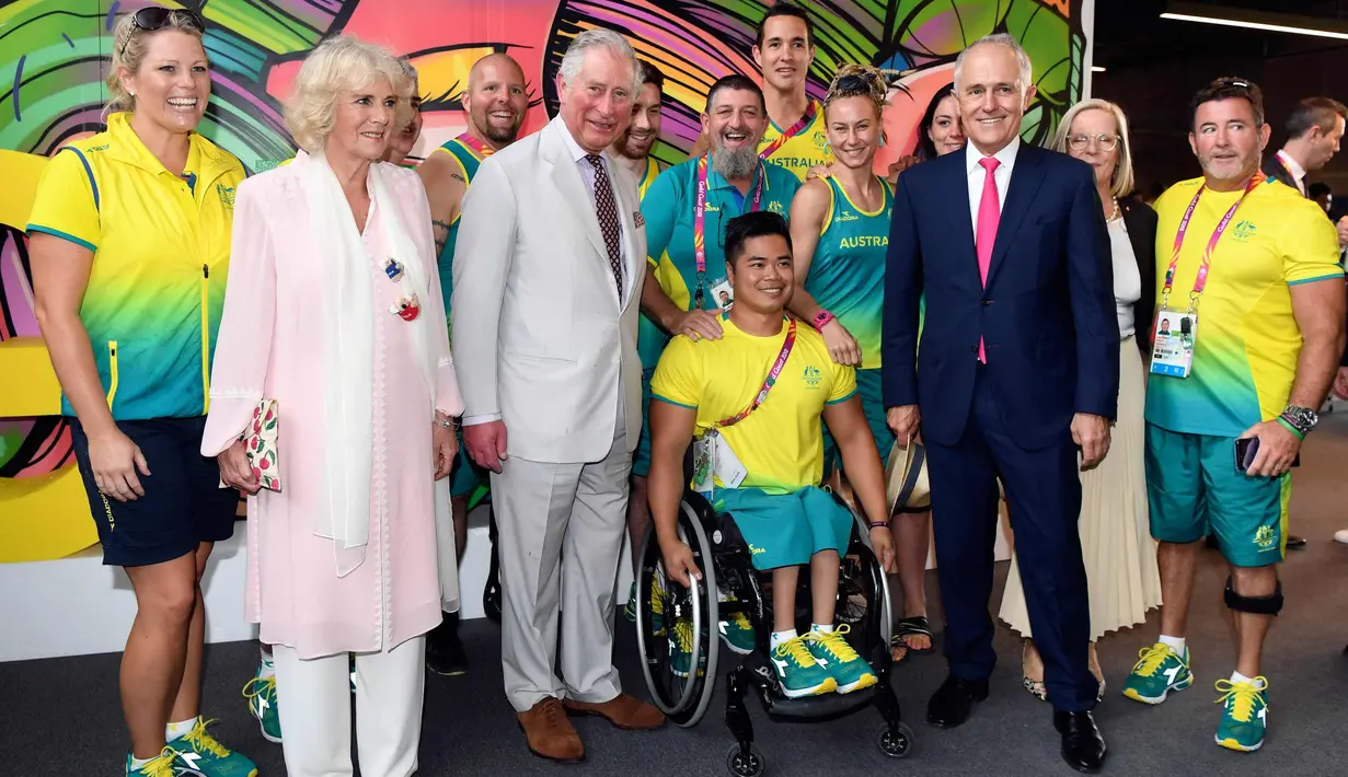 Pangeran Charles (tengah) dan istrinya Camilla Parker foto bersama dengan PM Australia Malcolm Turnbull (kedua kanan) dan anggota tim Australia selama kunjungan ke desa atlet Goldwe Common Games 2018 di Gold Coast (5/4). (AFP Photo/Pool/William West)