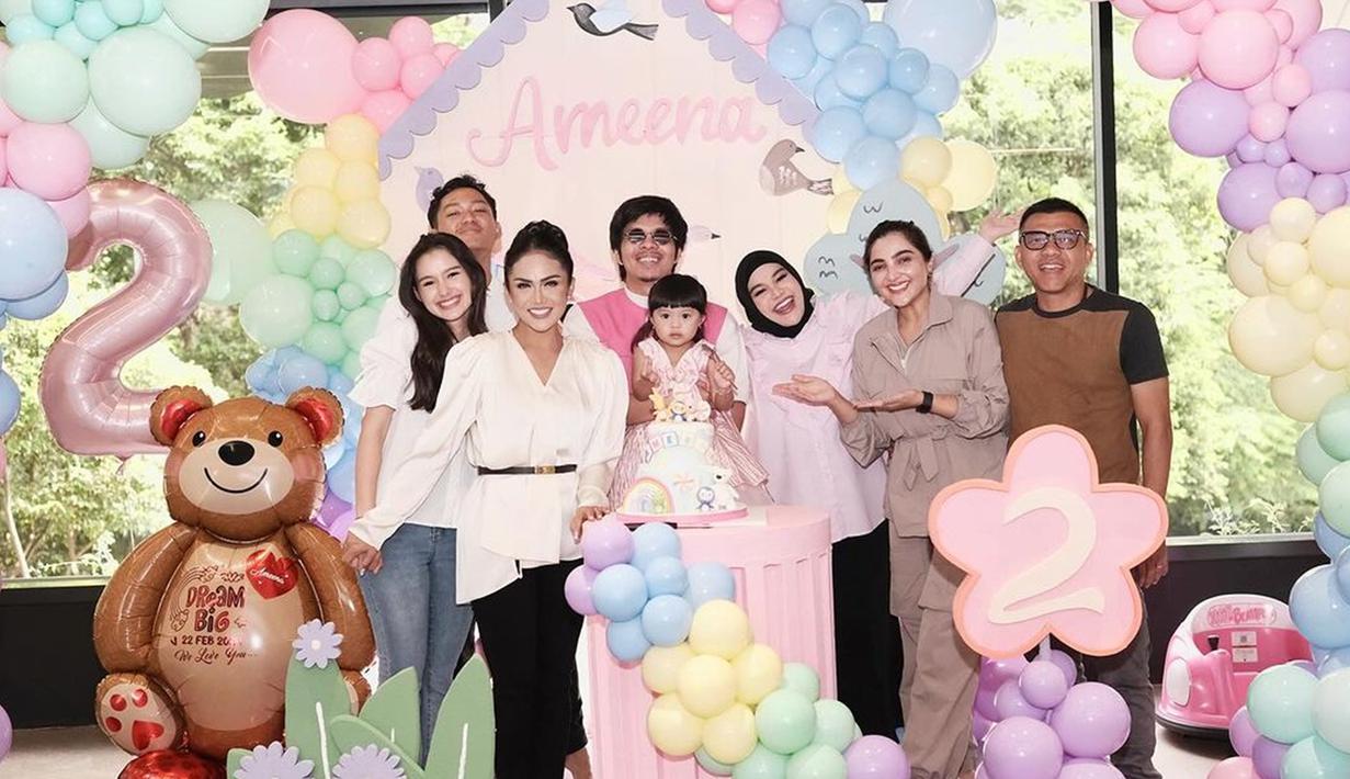 Pada momen lain masih di ultah Ameena, Krisdayanti dan Sarah juga kompak kenakan atasan warna putih. Istri Raul Lemos itu tampak menggandeng tangan Sarah yang berada di sisi kanannya sambil tersenyum bahagia bareng anggota keluarga dan juga Ameena. (Liputan6.com/IG/@krisdayantilemos)