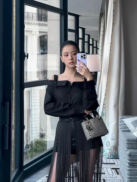 Jisoo nampak mengenakan salah satu koleksi busana yang dipresentasikan di Dior Spring/Sumer 2025 [@sooyaaa__]