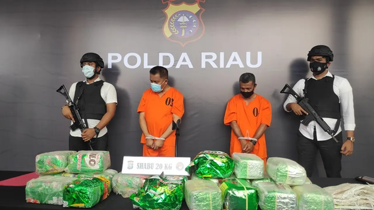 Dua tersangka kurir narkoba dengan barang bukti 20 kilogram sabu di Polda Riau.