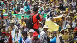 Dalam aksinya, ribuan pegawai ini mengenakan seragam PNS warna cokelat dan sebagian lainnya mengenakan seragam PGRI, Jakarta, (15/10/14). (Liputan6.com/Faizal Fanani) 