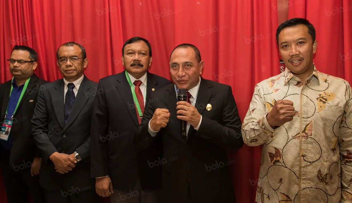 Ketua Umum PSSI, Edy Rahmayadi dan Mepora, Imam Nahrawi memberikan keterangan kepada awak media pada Kongres Tahunan PSSI 2017 di Bandung, (8/1/2017). Kongres PSSI ini membahas tentang masa depan sepak bola Indonesia. (Bola.com/Vitalis Yogi Trisna)