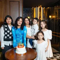 Ussy Sulistiawaty baru saja merayakan ulang tahun putrinya, Syafa Azzahra ke-17. [Instagram @ussypratama]