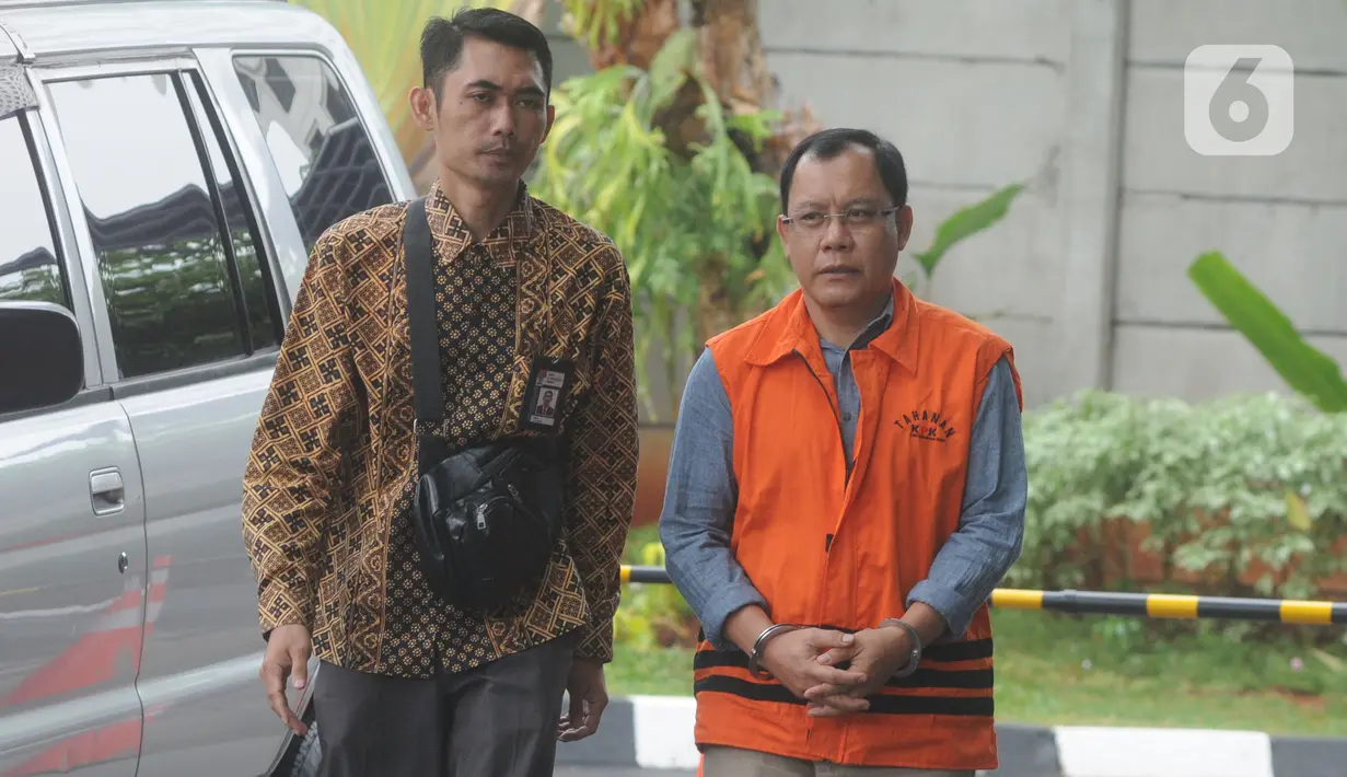 Kepala Dinas PUPR nonaktif Bengkayang, Alexius (kanan) tiba menjalani pemeriksaan di gedung KPK, Jakarta, Jumat (29/11/2019). Alexius diperiksa sebagai tersangka dalam kasus dugaan suap proyek pekerjaan di Pemkab Bengkayang, Kalimantan Barat Tahun 2019. (merdeka.com/Dwi Narwoko)