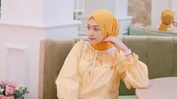 Saat ini Saritiw sudah memiliki 1 juta followers di Instagram. Ia selalu berhasil tampil kece dengan menawan outfit warna kuning oranye. Hijab oranye sangat pas dipadupadankan dengan outfit kuning keoranyean. Tak heran gaya kece Saritiw ini banjir pujian dari followersnya. (Liputan6.com/IG/@saritiw)