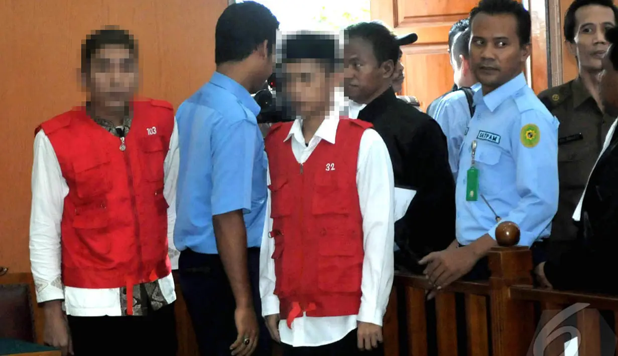Para tersangka ini terlihat tegang saat menjalani sidang perdana mereka terkait kasus pelecehan seksual siswa JIS, Jakarta, Rabu (27/8/2014) (Liputan6.com/Johan Tallo)