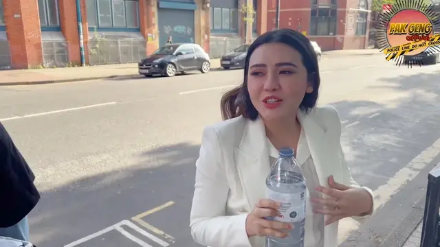 Via Vallen dan Chevra Yolandi bulan madu ke Inggris (Foto: Youtube Pak Geng Official)