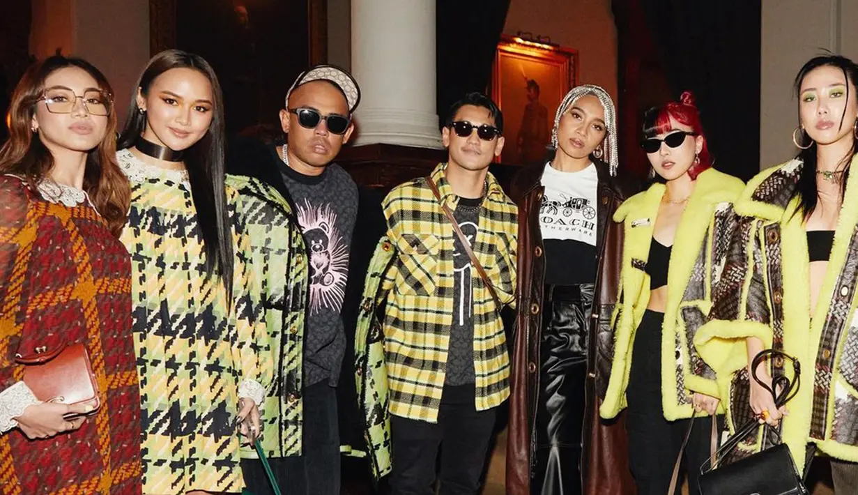 Isyana Sarasvati dan Afgan saat menghadiri pertunjukan Coach Spring/Summer 2023 di New York Fashion Week 2022. Isyana dan Afgan berfoto bersama beberapa artis internasional yang hadir saat itu. (Instagram/Isyanasarasvati)