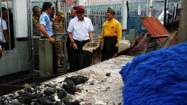 Menteri Hukum dan HAM Yasonna Laoly mengunjungi Rutan Siak usai kerusuhan dan pemkabaran oleh tahanan.