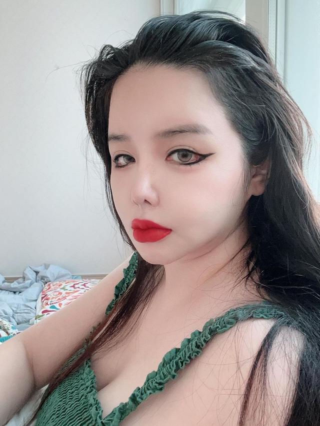 6 Potret Terbaru Park Bom Eks 2NE1 dengan Gaya Makeup Berbeda yang Bikin Pangling