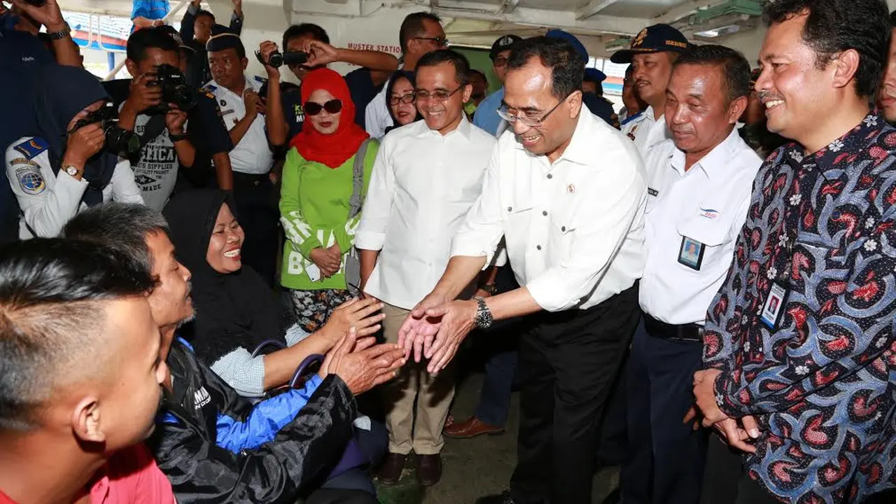 Menteri Perhubungan (Menhub) Budi Karya Sumadi melakukan kunjungan kerja ke Kabupaten Banyuwangi di Jawa Timur. (Liputan6.com/Dian Kurniawan)