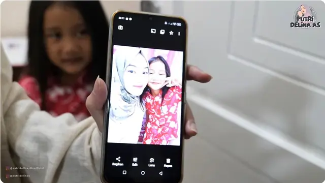 8 Potret Putri Delina Ziarah Makam Ibunda, Kunjungi Bintang Adik Sambungnya