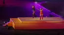 Penampilan dua penyani lokal Thailand yang menyanyikan lagu pada upacara penutupan SEA Games 2025 yang berlangsung di Rajamangala Stadium, Bangkok, Sabtu (20/12/2025) malam WIB.