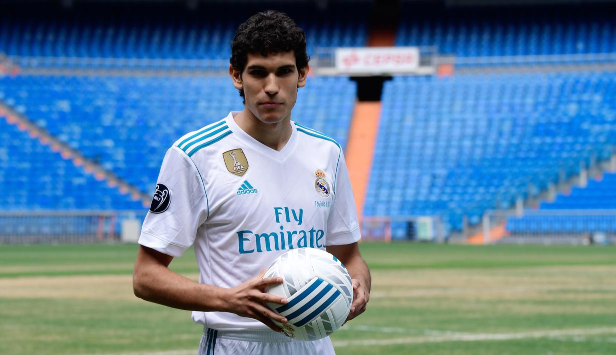 6. Jesus Vallejo - Salah satu wonderkid yang awalnya sangat menyita perhatian publik Santiago Bernabeu namun kariernya meredup karena cedera kambuhan yang tentu menjadi pertimbangan untuk melepasnya. (AFP/Javier Soriano)