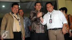 Wakil Ketua KPK, Saut Situmorang berjabat tangan dengan Kasubdit III Ditpidum Kombes, Surya Fanna usai menjalani pemeriksaan di Gedung Bareskrim Polri, Jakarta, Kamis (16/6). (Liputan6.com/Helmi Afandi)