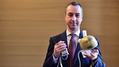 Direktur umum perusahaan biomedis Carmat, Stephane Piat berpose dengan jantung tiruan yang diperkenalkan di Paris, Prancis, Selasa (14/2). Jantung tiruan tersebut bisa bekerja hingga tersedianya donor jantung. (CHRISTOPHE ARCHAMBAULT/AFP)