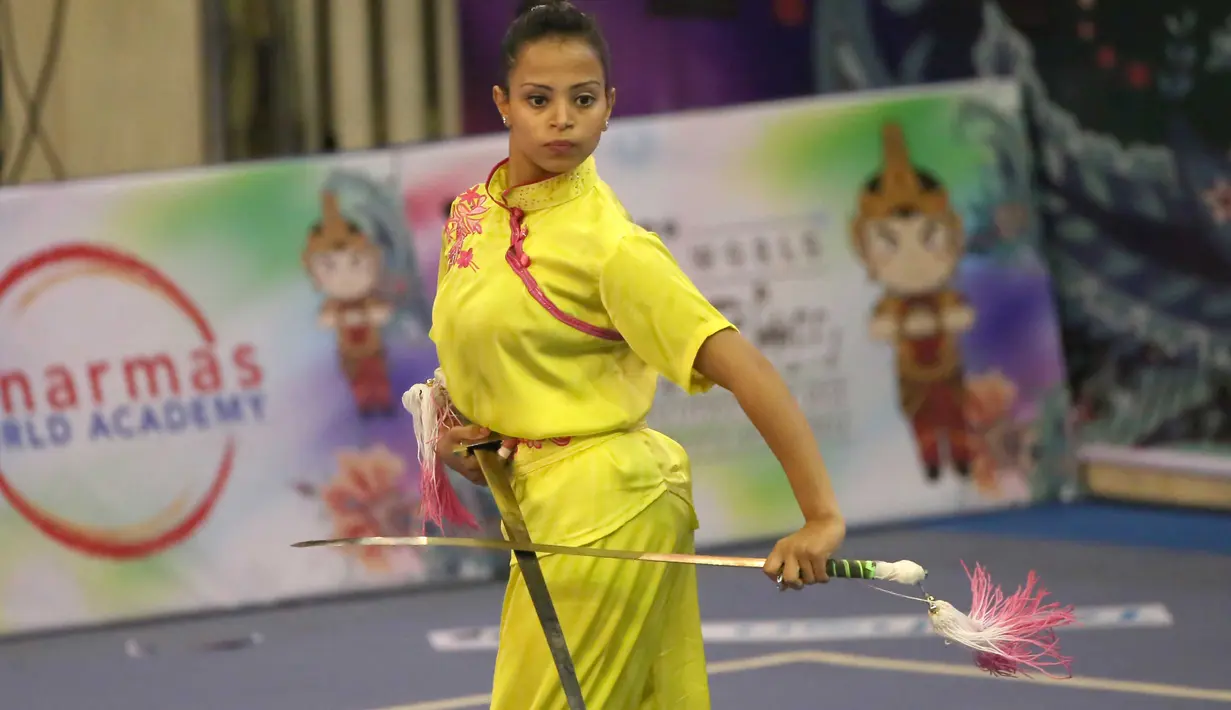 Atlet Wushu asal Mesir, Hager Mohamed Farahat saat beraksi, pada Kejuaraan Dunia Wushu 2015 di Istora Senayan, Jakarta, Minggu(15/11/2015). (Bola.com/Nicklas Hanoatubun)