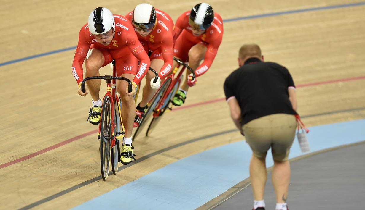 Tim China beraksi dalam sesi kualifikasi nomor Tim Sprint Kejuaraan Dunia Balap Sepeda Trek 2016 di Lee Valley VeloPark, London, Inggris, (2/3/2016). (AFP/Eric Feferberg)