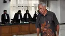 Terdakwa Bupati Biak Numfor, Yesaya Sombuk dalam sidang putusan vonis di Pengadilan Tipikor, Jakarta, Rabu (29/10/2014). (Liputan6.com/Miftahul Hayat)