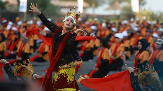Prosesi Meras Gandrung sebelum pagelaran Gandrung Sewu di Pantai Boom Banyuwangi (Istimewa)