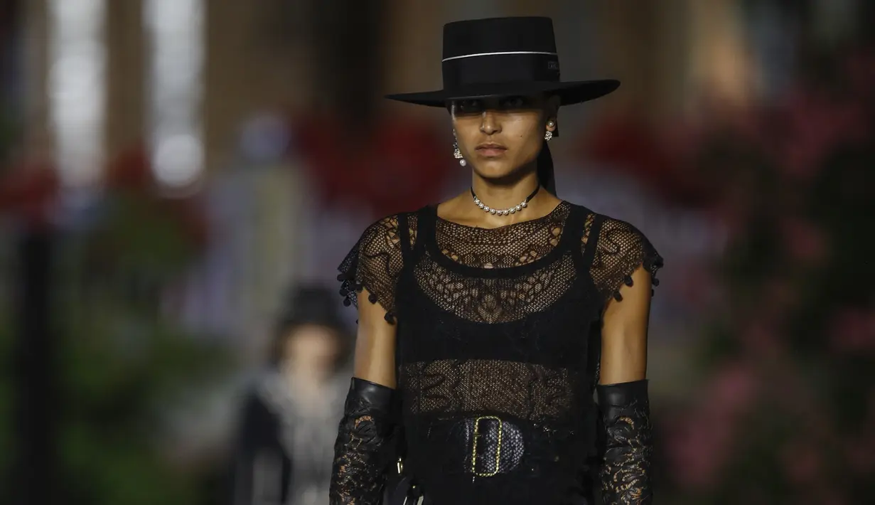 Seorang model mengenakan kreasi sebagai bagian dari koleksi busana Dior Cruise 2023 yang disajikan di Seville, Spanyol, Kamis (16/6/2011). (AP Photo/Miguel Morenatti)