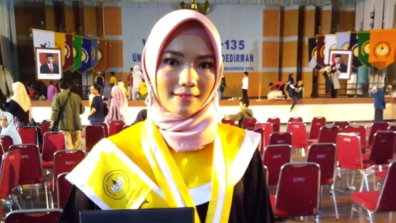 Indri Suwarti, anak kuli truk yang lulus dengan predikat Cumlaude di Unsoed, Purwokerto. (Foto: Liputan6.com/Unsoed/Muhamad Ridlo)