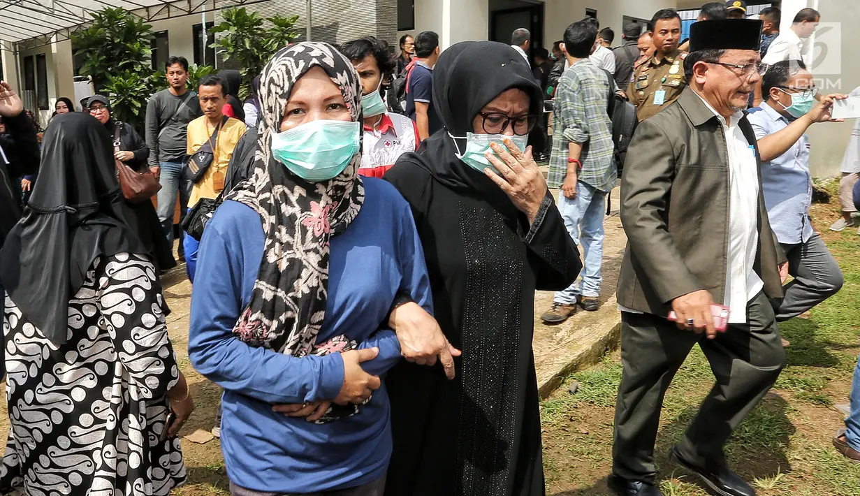Suasana saat kedatangan korban kecelakaan Tanjakan Emen Kabupaten Subang di RSUD Tangsel, Ciputat, Minggu (11/2). Menurut Plt Kadin Kesehatan Tangsel Suhara Manulang, para jenazah akan dimakamkan di TPU Legoso. (Liputan6.com/Fery Pradolo)