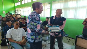 Dinas Sosial Kota Malang menyalurkan bantuan dari Kementerian Sosial ke perwakilan penyandang&nbsp;disabilitas pada Jumat, 5 Juli 2024 (Liputan6.com/Zainul Arifin)