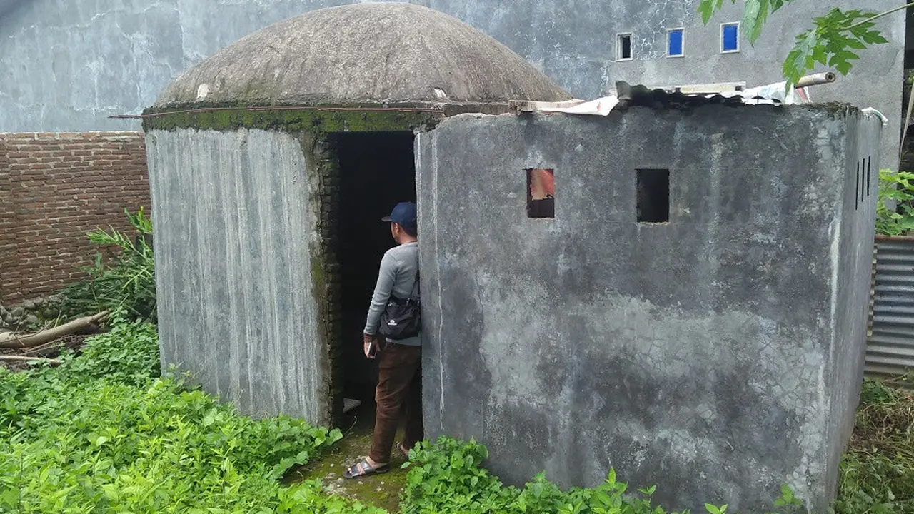 Makam tua yang diyakini masyarakat pinggiran kota Makassar sebagai rumah sesepuh kampung yang berwujud kera hitam besar (Liputan6.com/ Eka Hakim)