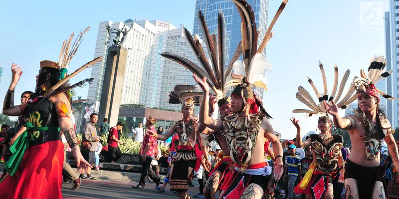 Pawai Festival Budaya Borneo Perkenalkan Pakaian Adat dan Musik Tradisional