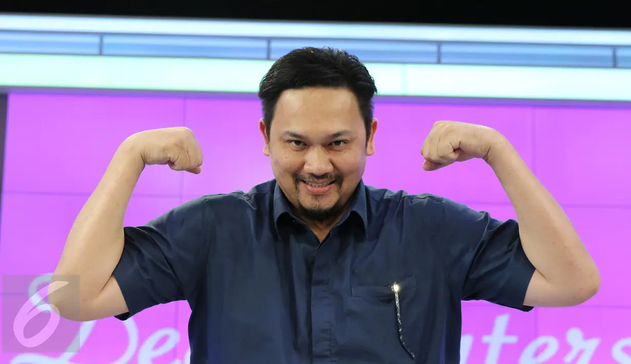 Salah satu gaya Farhat Abbas usai menghadiri acara "Dear Haters" di SCTV Towers, Jakarta, Kamis (21/1/2016). Program 'Dear Haters' bertujuan untuk mengkampanyekan tentang cinta, dan pengertian dalam hidup. (Liputan6.com/Herman Zakharia)