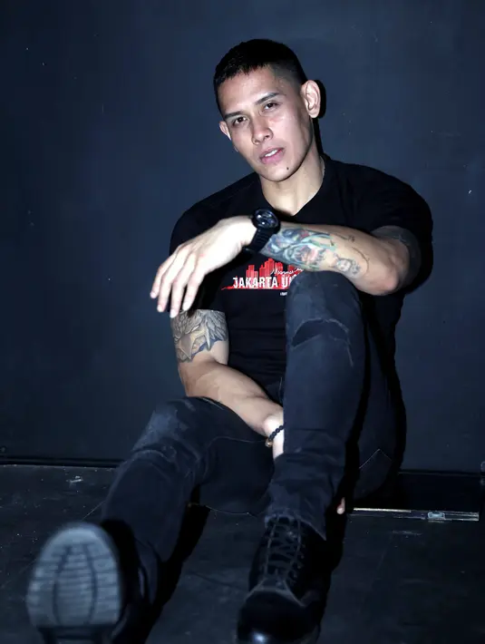 "Badan segede gini, tatoan, biasanya bela diri tapi gue harus pole dance. Hafalin koreo dance, nggak pakai baju, pakai celana dalam saja," ujar Genindra Bimo. (Nurwahyunan/Bintang.com)