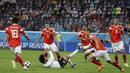 Gelandang Mesir, Mohamed Salah, terjatuh saat melawan Rusia, pada laga Grup A Piala Dunia di Stadion Krestovsky, St Petersburg, Selasa (19/6/2018). Rusia menang 3-1 atas Mesir. (AP/Gregorio Borgia)
