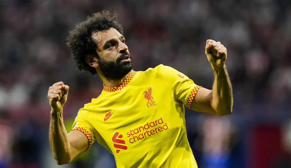 Pemain Liverpool Mohamed Salah melakukan selebrasi usai mencetak gol penalti ke gawang Atletico Madrid pada pertandingan sepak bola Grup B Liga Champions di Stadion Wanda Metropolitano, Madrid, Spanyol, Selasa (19/10/2021). Liverpool menang 3-2. (AP Photo/Manu Fernandez)