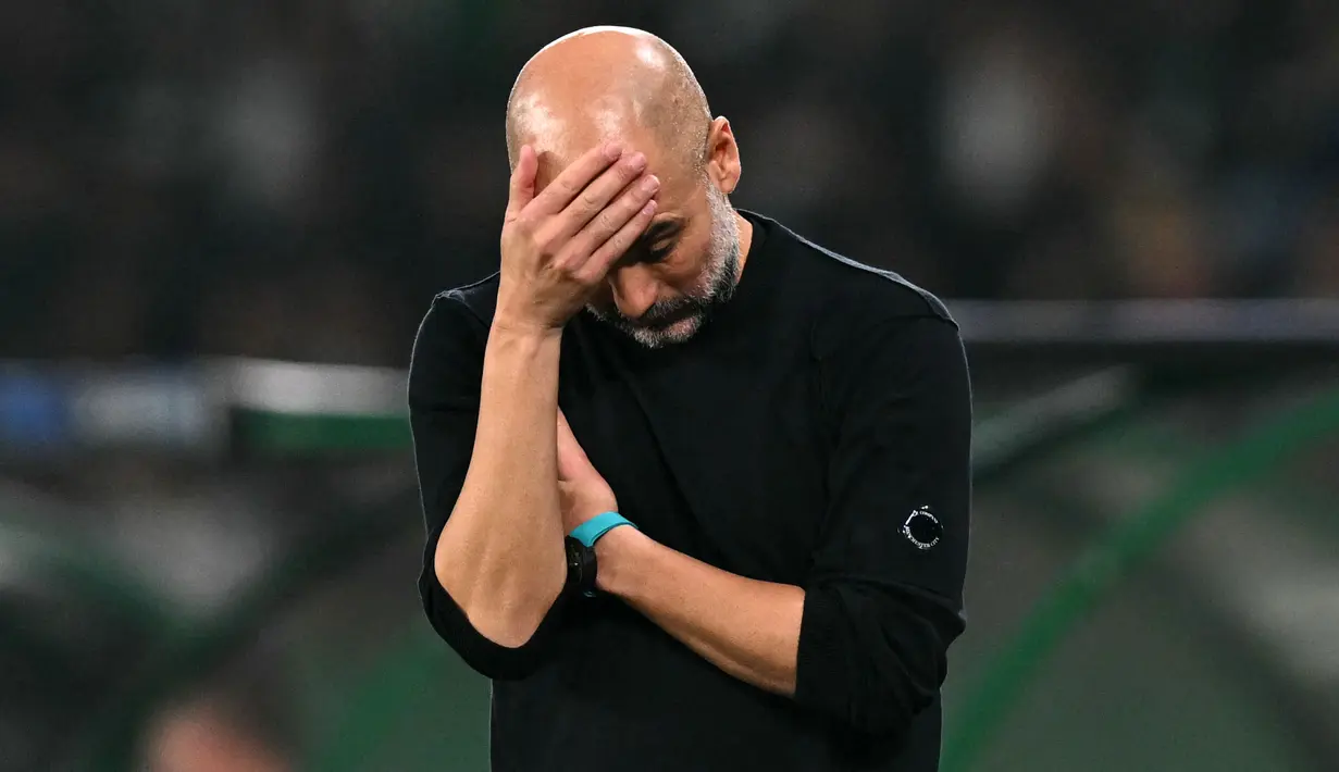 Ekspresi kecewa pelatih Manchester City, Pep Guardiola saat laga melawan Sporting CP pada laga Liga Champions 2024/2025 di Jose Alvalade, Lisbon, Portugal, Rabu (06/11/2024) WIB. (AFP/Patricia De Melo Moreira)