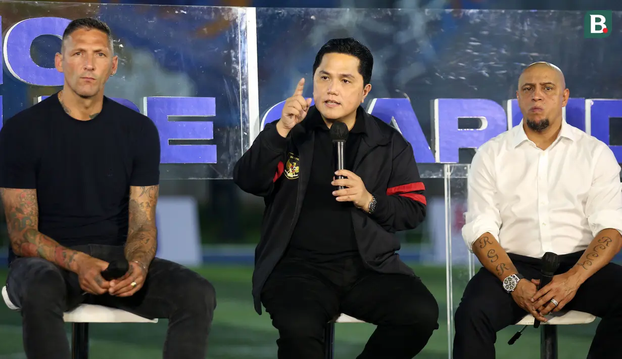 <p>Ketua Umum PSSI, Erick Thohir memberikan sambutan bersama para legenda sepak bola saat kegiatan BRImo Future Garuda di Lapangan BRILiaN Stadium, Jalan Fatmawati Raya, Jakarta, Selasa (30/05/2023). (Bola.com/Bagaskara Lazuardi)</p>