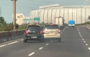 Video viral dua pengemudi adu bodi di tol akses Pelabuhan arah Priok. (Dok. Instagram @jakarta.terkini)