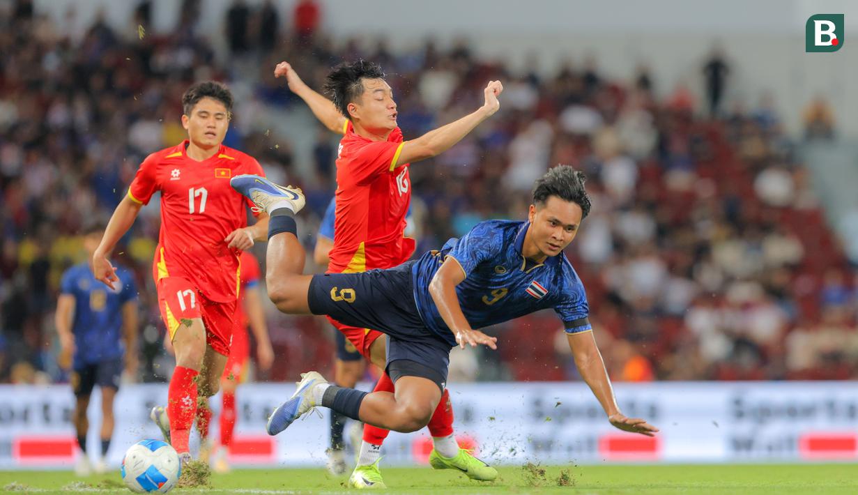 Duel keras terjadi pada pertandingan Timnas Vietnam melawan Thailand U-22 pada final cabang olahraga sepak bola putra SEA Games 2025 yang berlangsung di Stadion Rajamangala, Bangkok, Thailand, Kamis (18/12/2025). (Bola.com/Bagaskara Lazuardi)