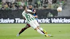 Pemain Trabzonspor, Stefano Denswil, berusaha menghadang pergerakan pemain Ferencvaros, Kristoffer Zachariassen, pada laga Liga Europa di  Groupama Arena, Jumat (9/9/2022). (Tamas Kovacs/MTI via AP)