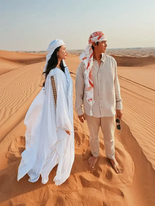 Liburan di Dubai tak lengkap tanpa ke padang pasir. Felicya pun tak ketinggalan bergaya ala warga lokal dengan pakaian modest-nya. [@felicyangelista_]