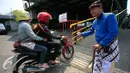 Petugas dari UPT Malioboro mengatur motor di taman parkir Abu Bakar Ali Yogyakarta, (5/4). Terhitung sejak 4 April, kawasan Malioboro bebas dari parkir yang direlokasi ke Taman Parkir Abu Bakar Ali. (Liputan6.com/Boy Harjanto)