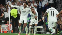 Penyerang Real Madrid, Kylian Mbappe (tengah) melakukan selebrasi dengan Jude Bellingham dan Rodrygo (kanan) setelah mencetak gol pertama timnya saat matchday 1 League Phase Liga Champions 2024/2025 melawan Stuttgart VFB di stadion Santiago Bernabeu, Madrid, 17 September 2024. (Pierre-Philippe MARCOU/AFP)