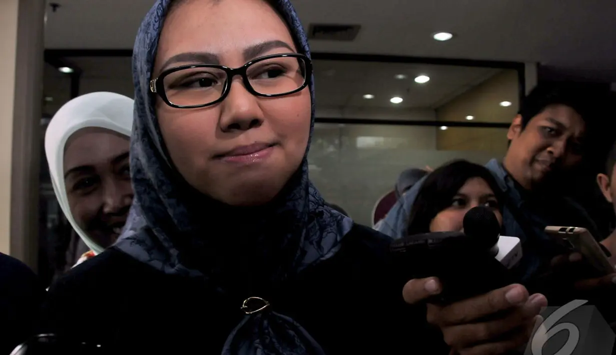 Putri Gubernur Banten itu enggan menjabarkan lebih jauh soal harta keluarganya. Ia menyarankan wartawan langsung mengonfirmasinya ke penyidik KPK, Jakarta, Rabu (15/10/2014) (Liputan6.com/Miftahul Hayat)
