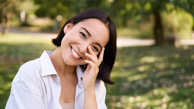 cantik tersenyum santai pagi hari