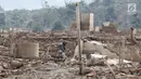 Warga mengumpulkan batu bata di Waduk Jatigede, Desa Cipaku, Sumedang, Jawa Barat, Senin  (17/9). Musim kemarau yang menyurutkan Waduk Jatigede dimanfaatkan warga menjaring ikan dan mengumpulkan puing bangunan serta kayu. (Liputan6.com/Herman Zakharia)