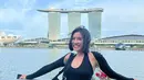 Aktris Shenina Cinnamon nonton konser di Singapura bareng Angga. Ia tampil menawan dengan bodycon dress dengan sarung