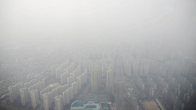 Kompleks apartemen yang diselimuti polusi udara di Seoul, Korea Selatan, 6 Maret 2019. Pemerintah Korea Selatan telah mengeluarkan langkah-langkah darurat sebagai tanggapan terhadap memburuknya kualitas udara. (REUTERS/Kim Hong-Ji/File Photo)